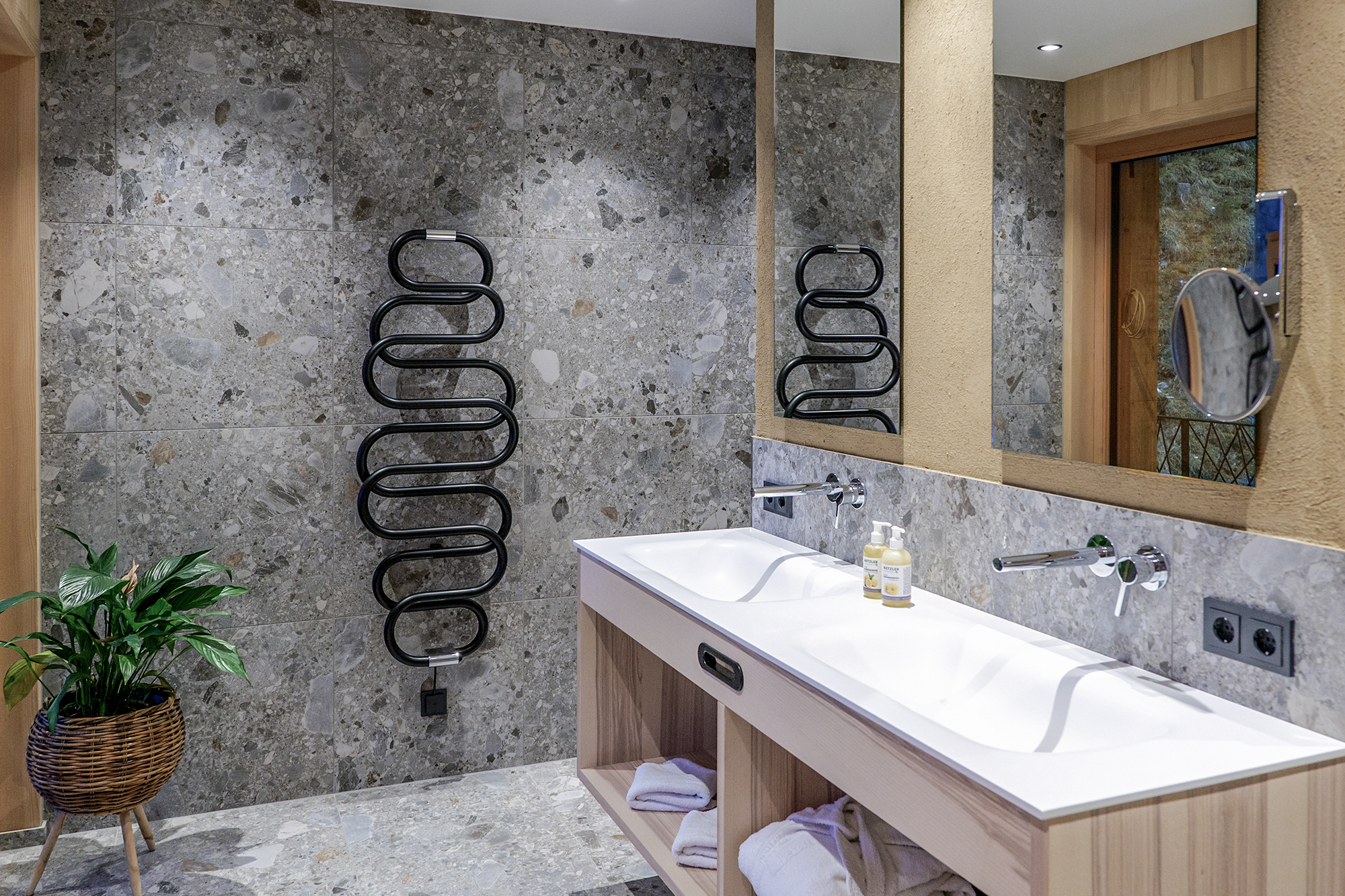 Design Handtuchwärmer im Bad des Design-Kräuterhotel Stearawirts Hauserei