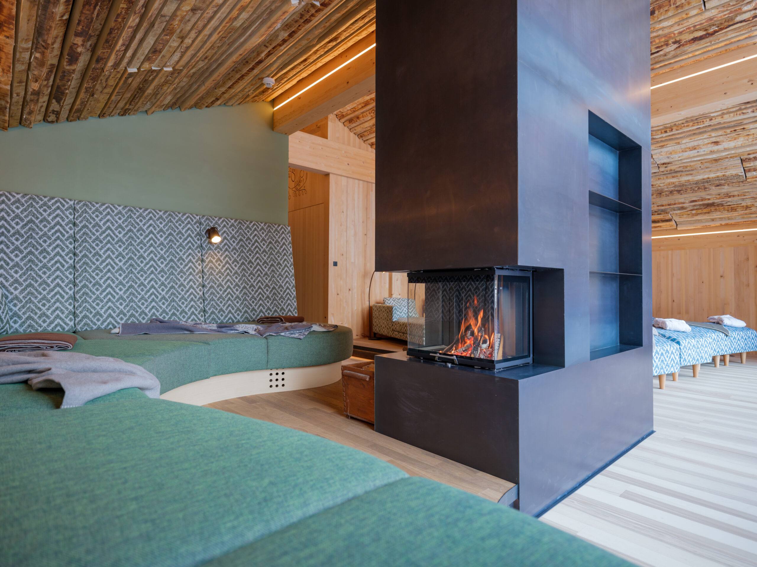 Wellnessbereich mit Rustikaler Decke im Design-Kräuterhotel Stearawirts Hauserei